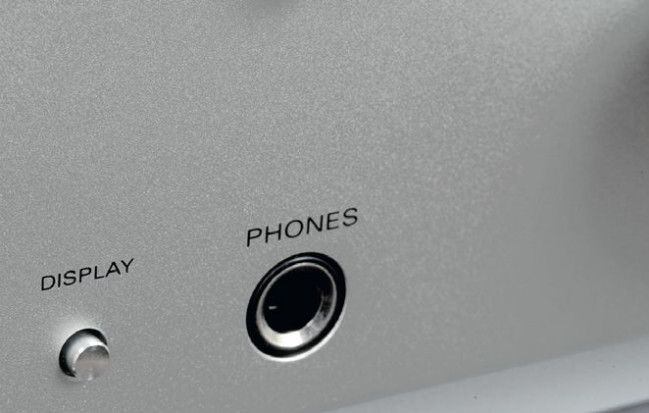 SQ-N150 wyróżnia się wśród konkurentów również wyjściem słuchawkowym.