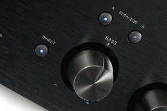 Stożkowe, wytoczone
z metalu pokrętła prezentują
się znakomicie,
a komu regulacje barwy
przeszkadzają, może
je wyłączyć układem
Direct.