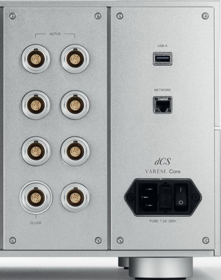 Rdzeń wyposażono aż w osiem złącz Actus, po prawej stronie widać moduł wejściowy, jedno złącze USB-A oraz sieciowy LAN. Z czasem funkcjonalność będzie rozszerzona o kolejne wejścia cyfrowe, w tym USB-B i AES/EBU.