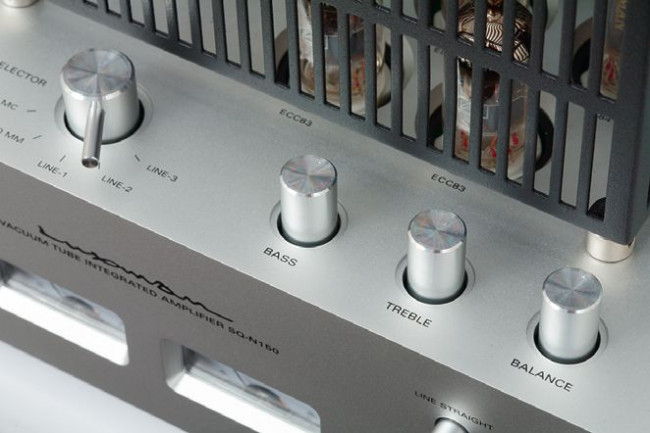 Oryginalnym i praktycznym pomysłem jest ulokowanie większości pokręteł na górnej ściance.