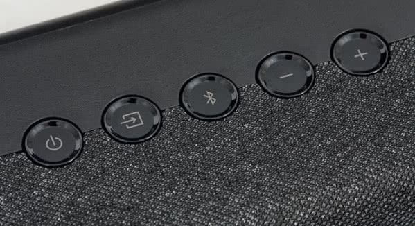 Soundbar obsługujemy zwykle pilotem, ale przyda się możliwość np. szybkiego wywołania trybu Bluetooth oraz regulacji głośności bezpośrednio z urządzenia.