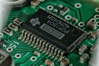 Sekcja analogowa została sprowadzona
do absolutnego minimum, ponieważ sygnał
jest konwertowany niemal natychmiast
do postaci cyfrowej. Za te operacje odpowiada
układ Texas Instruments.