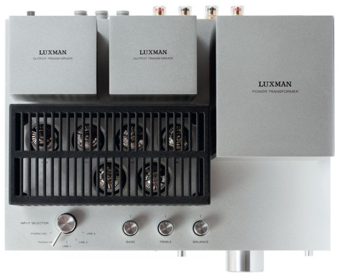 Transformatory głośnikowe i zasilający ustawiono niesymetrycznie, co dzisiaj wygląda nietypowo, ale kiedyś było na porządku dziennym.