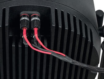 Kable ze wzmacniacza podłączamy do zacisków
przygotowanych na deklu rury nisko-
-średniotonowej (ta para jest na tym zdjęciu
niewidoczna – znajduje się w dolnej części),
skąd sygnał jest przenoszony do dwóch par
zacisków na górze, a tam podłączamy kable
biegnące (w profi lach stelaża) do zacisków
przetworników średniotonowego i wysokotonowego.
Wszystkie kable można wypiąć
i użyć innych, np. takich samych, jakie
biegną ze wzmacniacza.