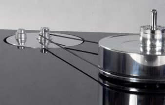 Silnik z mechanicznym wyłącznikiem umieszczono w wycięciu chassis. Prędkość obrotową zmienia się ręcznie. Napęd przenoszony jest za pośrednictwem gumowego paska.