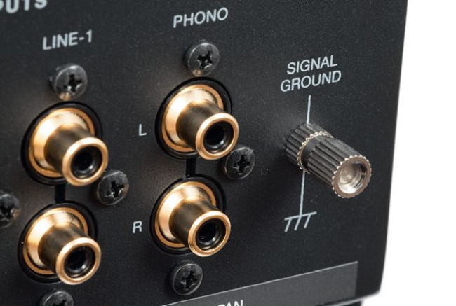 SQ-N150 ma wejście gramofonowe, i to nie byle jakie.