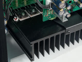 Każda końcówka ma swój własny radiator,
na którym znajdziemy sprawdzone (nie tylko
przez Rotela) tranzystory Sankena.