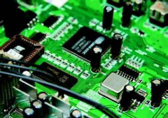 Podstawowym układem Rotela jest duża
kość DSP Cyrrus Logic. Z tyłu widać małe
puszki transformatorów dopasowujących
impedancję wejść cyfrowych S/PDIF.