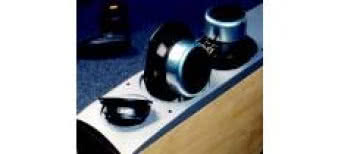 Dwie "14" z odlewanymi koszami, pełnym ekranowaniem magnetycznym i kompozytowymi membranami świadczą o wysokim poziomie technicznym, zwrotnicy i obudowie też nic nie brakuje.