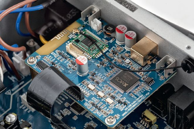 Płytkę z elektroniką cyfrową uzupełniono o niewielki moduł Bluetooth.