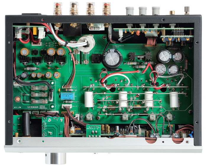 Luxman nawet we wzmacniaczu lampowym prezentuje uporządkowany, czysty układ i montaż, głównie na płytkach drukowanych.