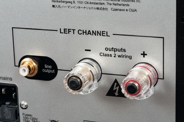 Na wyjściach RCA dostajemy sygnał z przedwzmacniacza.