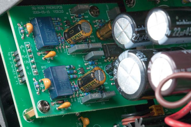 Wejścia znajdują się na oddzielnym module, sekcja przedwzmacniacza gramofonowego jest półprzewodnikowa.