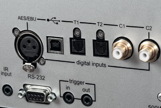 Jest USB-B, są złącza współosiowe, optyczne, a nawet coraz rzadziej widywane AES/EBU.