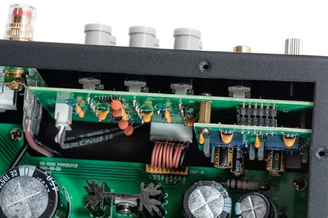 Półprzewodniki zastosowano także w układzie korekcji barwy (można go ominąć funkcją Direct).