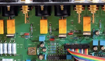 Wejście przełączane jest w bardzo dobrych przekaźnikach. Wyraźnie widać też świetne gniazda wejściowe i scaloną drabinkę, w której następuje regulacja siły głosu.