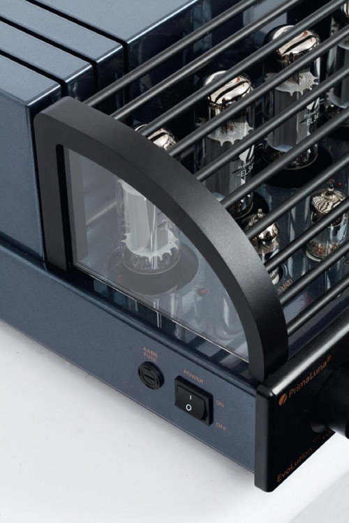 Ażurową osłonę lamp dopełniają "szklane" boczne panele.