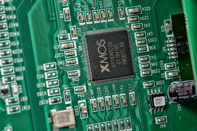 Układ XMOS to częsty element w torze cyfrowym wzmacniaczy i samodzielnych przetworników DAC, bezproblemowo kompatybilny z różnymi źródłami USB.