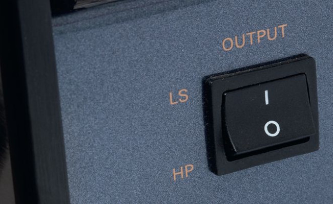 Przełącznik wyjść kieruje sygnał do kolumn albo słuchawek.