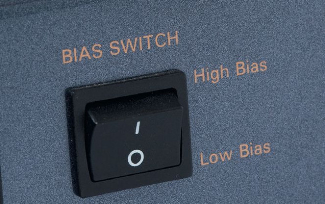 Wśród nietypowych rozwiązań jest możliwość zmiany lamp w końcówce mocy; większym KT88 należy się specjalny tryb pracy.