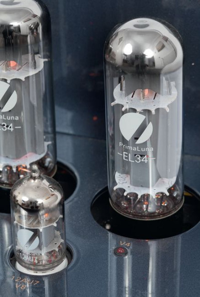 Evo 100 to klasyczny wybór lamp. W głównej roli EL34 pracujące w trybie ultraliniowym (znanym z wielu znacznie droższych wzmacniaczy).