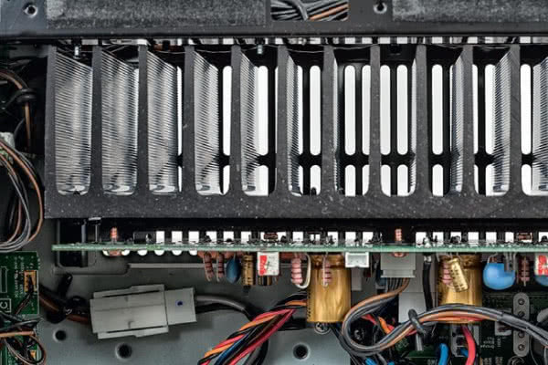 Każda końcówka mocy ma kompletny układ z radiatorem i płytką drukowaną.