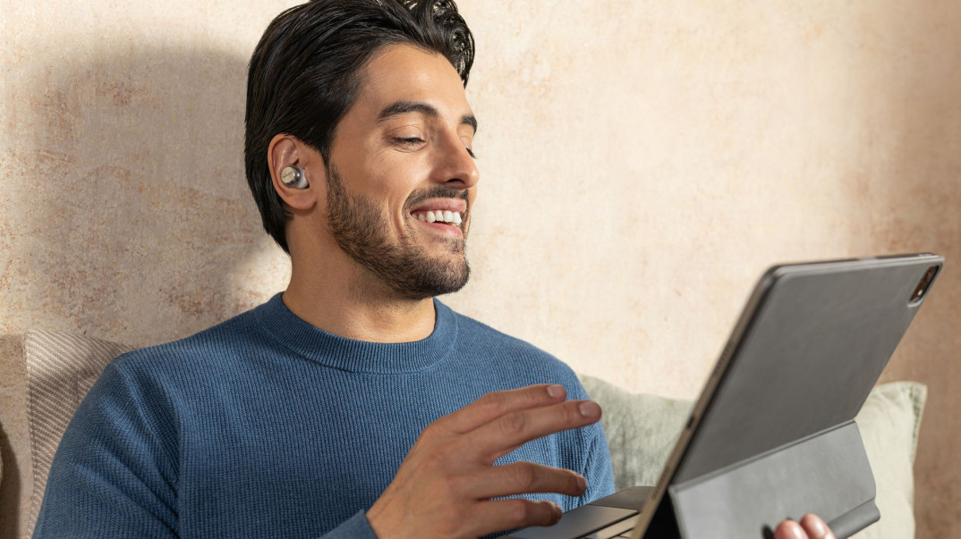 Nowe słuchawki Technics EAH-AZ100 - funkcja Voice Focus AI i  Adaptacyjna Redukcja Szumów