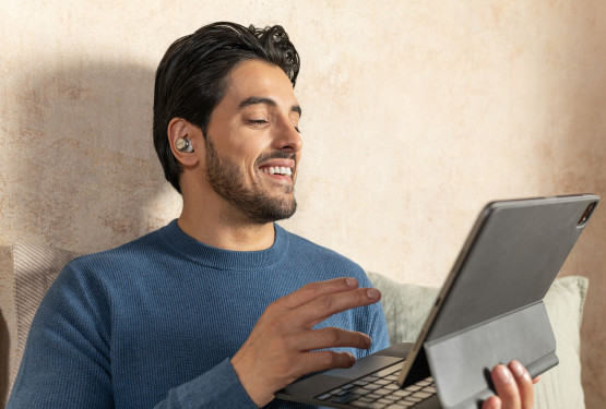 Nowe słuchawki Technics EAH-AZ100 - funkcja Voice Focus AI i  Adaptacyjna Redukcja Szumów