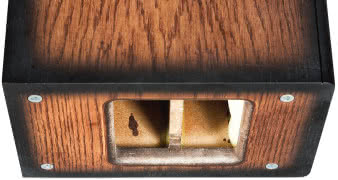 Obydwa labirynty łączą się w otworze podstawy, dalej ciśnienie jest wyprowadzane szczeliną pomiędzy
skrzynią a cokołem - który na tym zdjęciu jest odkręcony.