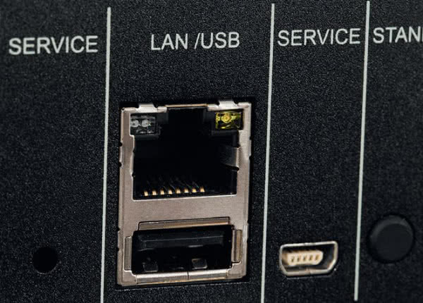 Dostęp do sieci zapewnimy albo przewodem LAN, albo przez Wi-Fi. Jedno z gniazd USB pozwala podłączyć nośniki pamięci z muzyką, drugie pełni funkcje serwisowe.