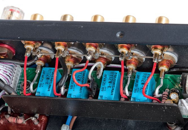 Wejścia sygnałowe obsługuje nowoczesny układ zmontowany na niezależnej płytce.