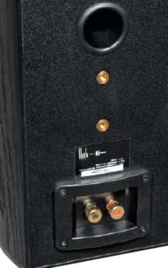 Dwa gwinty w tylnej ściance służą do
zamontowania uchwytu do instalacji
naściennej.