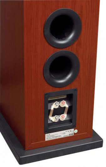 Każdy z tuneli systemu bas-refleks
możemy zamknąć częściowo lub
całkowicie pierścieniami i korkami
z gąbki. Oby tylko nieustanne
eksperymenty z zatyczkami nie
oderwały nas od innych ważnych
zajęć ? np. doświadczeń
z bi-wiringiem.