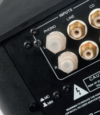 Szczególnym osiągnięciem jest wejście
na gramofon – pracuje zarówno z wkładkami
MM, jak też MC.