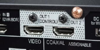 Z dwóch wyjść HDMI jedno wyposażone jest w protokół
Control, transmitujący sygnały sterujące (dzięki
temu można np. zmieniać głośność w amplitunerze
za pomocą pilota od telewizora).