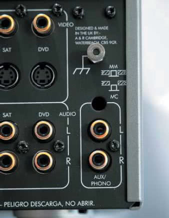 Jak wszystkie droższe klocki Arcama, tak
i AV9 może być wyposażony w preamp
gramofonowy... opcjonalny, za dopłatą. Ale
warto - jest znakomity.