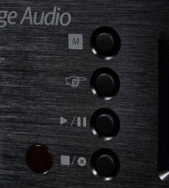 Podstawowe manipulatory znajdziemy nie tylko na
pilocie, ale także na przedniej ściance. Dwa dolne
wyglądają jak w odtwarzaczu CD i tak się też ich
używa.