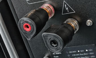 Okazałe zaciski głośnikowe Furutech mają
specjalny mechanizm zabezpieczający przed zbyt
mocnym zakręceniem.