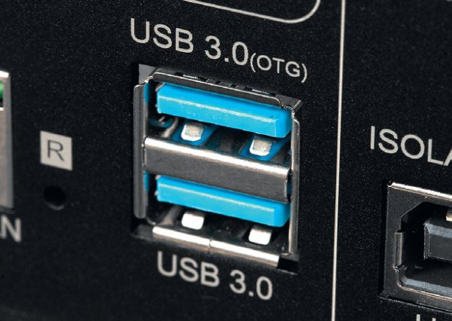Dwa dodatkowe złącza USB-A służą do podłączenia zewnętrznych nośników, DMP-A10 obsłuży też napęd CD.