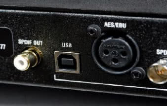 Oprócz typowych wejść RCA, mamy też znacznie
lepsze, gwarantujące impedancję 75 omów, gniazda
BNC. Jest też oczywiście wejście USB.