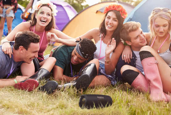 JBL w wersji limitowanej: głośnik przenośny Charge 5 Tomorrowland