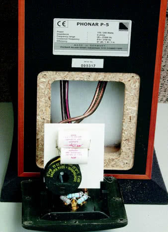Na obudowie terminala przyłączeniowego zamontowano płytkę z filtrem górnoprzepustowym i regulowanym tłumikiem dla głośnika wysokotonowego. Dzięki temu nie tylko odsunięto ten filtr od dużych, a więc "siejących" cewek filtrów dolnoprzepustowych, ale też uniknięto długich połączeń prowadzących sygnał do i od zwory regulującej poziom wysokich tonów. Widać bardzo porządne okablowanie (2x4mm2), i... prawie już zapomnianą płytę wiórową, która znalazła szerokie zastosowanie w konstrukcji P5.