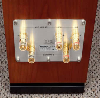 Stałym fragmentem gry w kolumnach Heco
jest duży terminal przyłączeniowy, obejmujący
nie tylko dwie pary zacisków przyłączeniowych
potrzebnych do bi-wiringu, ale także
dodatkowy zacisk w sekcji wysokotonowej,
który pozwala podnieść poziom w tym
zakresie o 2 dB.