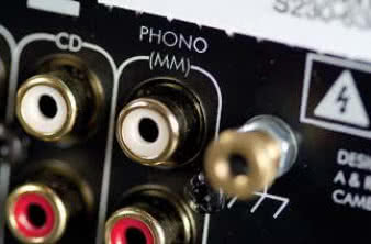 Urządzenia z początku XXI wieku łączą to,
co nowe z tym co stare - stąd wejścia dla
urządzeń MP3, ale także przedwzmacniacze
gramofonowe, które w latach 90. zupełnie
zniknęły. Jak widać, nie na zawsze.