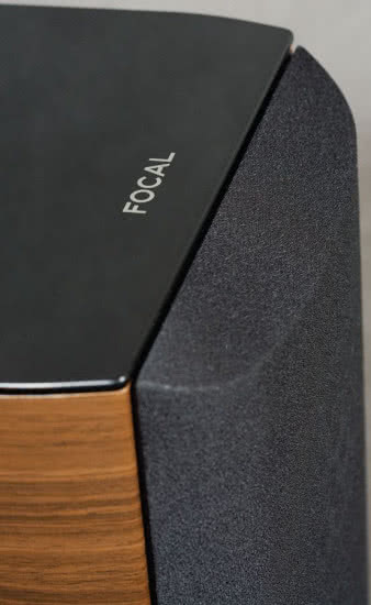 Kształty najnowszych
Focali nie są ekstrawaganckie,
ale wciąż atrakcyjne,
a użyte materiały
dobrej klasy. Tylko dwie,
lecz ciekawe wersje
kolorystyczne zaspokoją
większość potrzeb.
Focal ma designerów
pomysłowych i dobrze
zorientowanych w aktualnych
trendach.