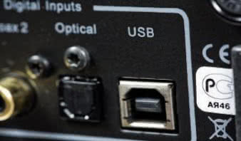 Wejście USB jest jednym z ważniejszych w Heglu.
Przygotowano je na podstawie dokładnych badań
i porównań trybów asynchronicznego i synchronizującego
- wybrano to drugie, inaczej niż w większości
urządzeń hi-end.