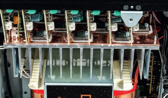 Do radiatorów zainstalowano płytki z kolejnymi kanałami, w każdym Denon posługuje się własnymi tranzystorami mocy.