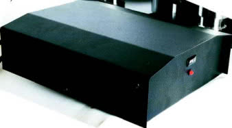 Zasilacz zamontowano w osobnym, dość prozaicznie wyglądającym pudełku, połączonym z gramofonem ekranowanym kablem zakończonym wtykiem DIN-niestety niezakręcanym.