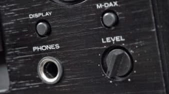 Gniazdo słuchawkowe z regulacją głośności - a za nią osobny wzmacniacz słuchawkowy.