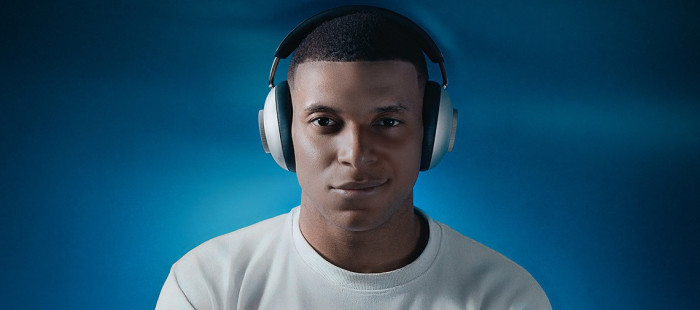 Kylian Mbappe w słuchawkach Loewe leo